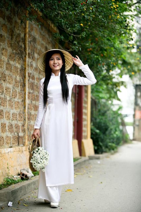 Tà áo dài và nón lá truyền thống của người con gái Việt Nam
